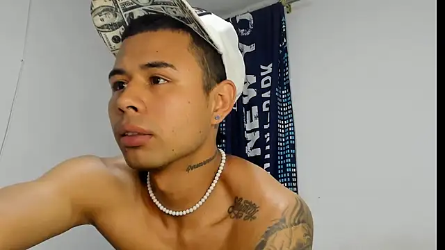 Snapshot of _Logan_Colton_ chatting on December 14, 2025, 11:21 pm Logan Colton online show from December 14, 2025, 11:21 pm