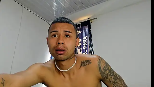 Snapshot of _Logan_Colton_ chatting on November 18, 2025, 5:27 pm Logan Colton online show from November 18, 2025, 5:27 pm