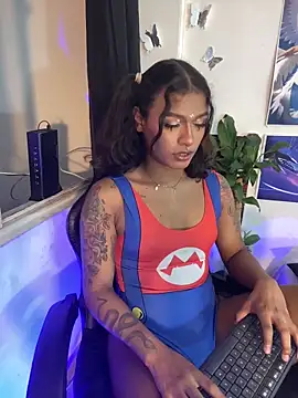 cam11 07 online show from October 31, 2025, 11:00 pm