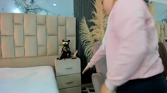 cloesummerr  online show from February 20, 2026, 12:29 pm