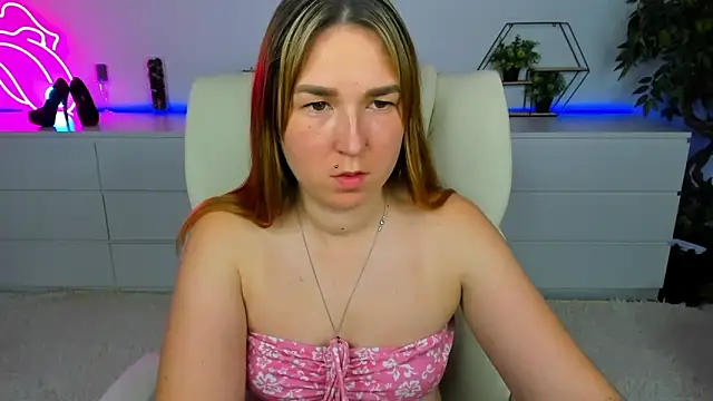 Snapshot of Sofii_darling chatting on November 25, 2025, 5:35 pm Sofii darling online show from November 25, 2025, 5:35 pm