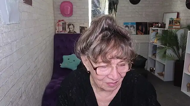 Snapshot of Betty_Brick chatting on May 24, 2026, 3:23 pm Betty Brick online show from May 24, 2026, 3:23 pm