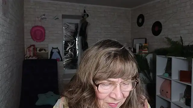 Snapshot of Betty_Brick chatting on May 26, 2026, 3:54 pm Betty Brick online show from May 26, 2026, 3:54 pm