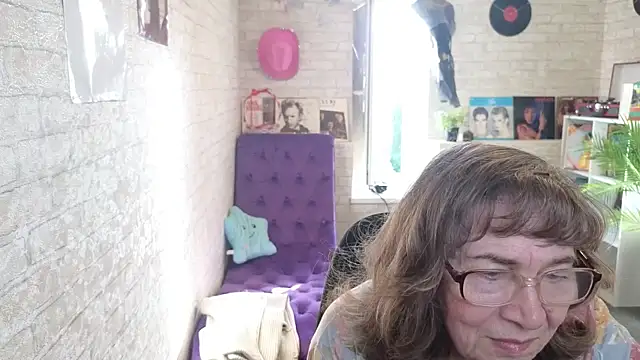 Snapshot of Betty_Brick chatting on May 18, 2026, 3:17 pm Betty Brick online show from May 18, 2026, 3:17 pm