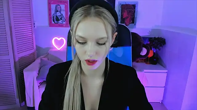 AvaDaviis online show from October 18, 2025, 2:08 pm