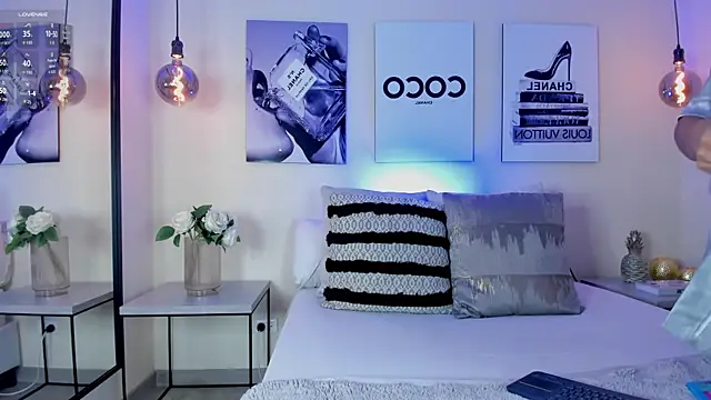 Samantha hotly online show from April 21, 2026, 3:18 pm