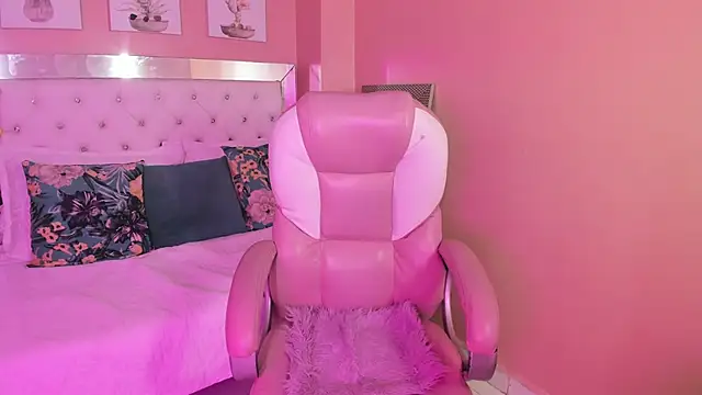 Snapshot of Emilybeltons chatting on February 18, 2026, 7:10 pm Emilybeltons online show from February 18, 2026, 7:10 pm