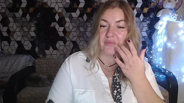 NikaSkylink online show from November 14, 2025, 8:23 pm