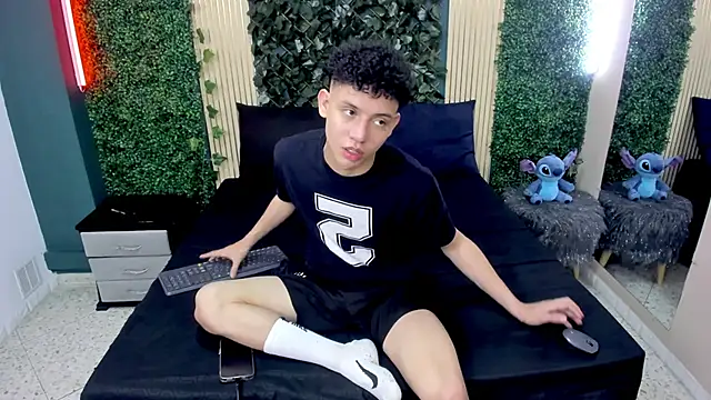 Snapshot of JoseLucian chatting on November 21, 2025, 8:19 pm JoseLucian online show from November 21, 2025, 8:19 pm