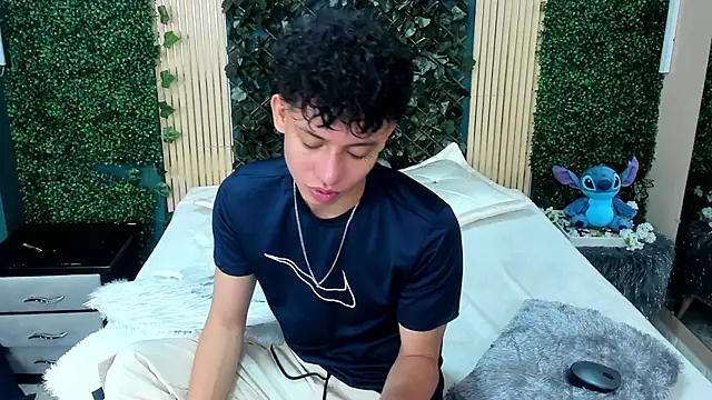 Snapshot of JoseLucian chatting on October 27, 2025, 7:37 pm JoseLucian online show from October 27, 2025, 7:37 pm