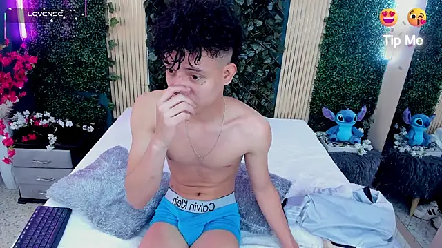 Snapshot of JoseLucian chatting on October 29, 2025, 7:35 pm JoseLucian online show from October 29, 2025, 7:35 pm