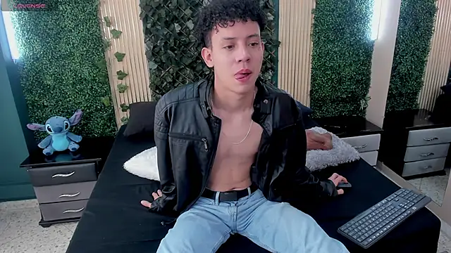 Snapshot of JoseLucian chatting on December 17, 2025, 6:46 pm JoseLucian online show from December 17, 2025, 6:46 pm