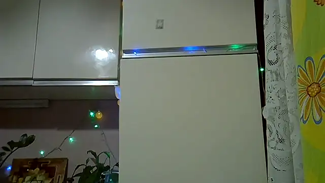 Snapshot of Krystal_82 chatting on October 31, 2025, 5:04 am Krystal 82 online show from October 31, 2025, 5:04 am