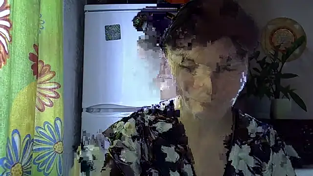 Snapshot of Krystal_82 chatting on November 23, 2025, 8:57 am Krystal 82 online show from November 23, 2025, 8:57 am