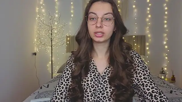 Snapshot of Real_cutie1 chatting on December 15, 2025, 2:01 pm Real cutie1 online show from December 15, 2025, 2:01 pm