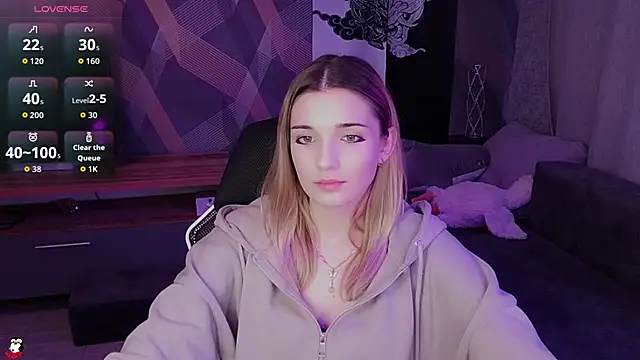 Snapshot of Sandy_Belle chatting on November 18, 2025, 7:28 pm Sandy Belle online show from November 18, 2025, 7:28 pm