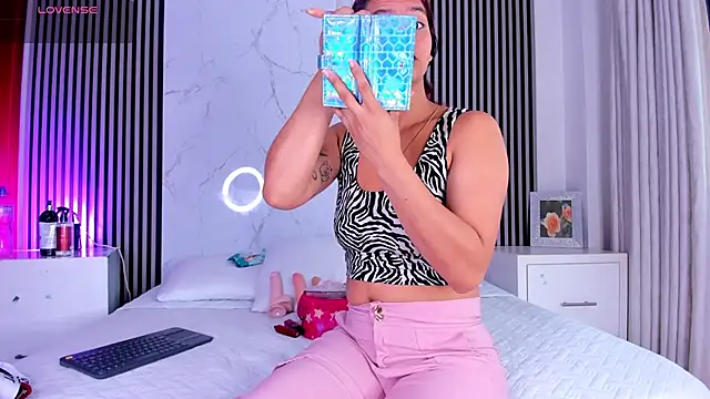 Snapshot of JackAndRosse_ chatting on October 17, 2025, 1:24 pm JackAndRosse online show from October 17, 2025, 1:24 pm