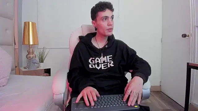 Snapshot of dark_sun302 chatting on November 8, 2025, 9:40 pm dark sun302 online show from November 8, 2025, 9:40 pm