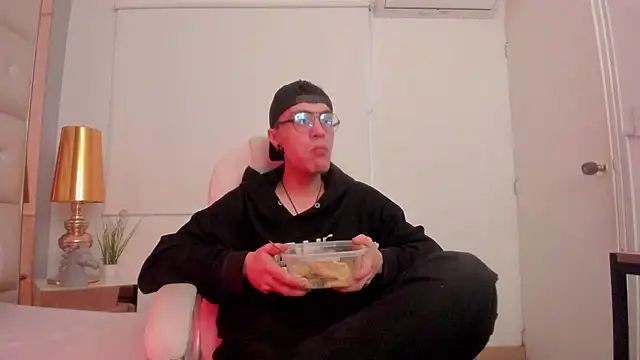 Snapshot of dark_sun302 chatting on November 9, 2025, 8:57 pm dark sun302 online show from November 9, 2025, 8:57 pm