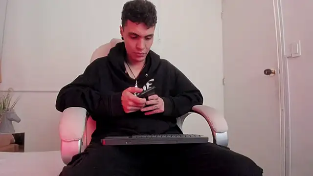 Snapshot of dark_sun302 chatting on November 3, 2025, 9:40 pm dark sun302 online show from November 3, 2025, 9:40 pm