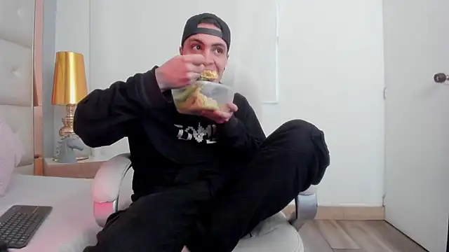 Snapshot of dark_sun302 chatting on November 23, 2025, 8:08 pm dark sun302 online show from November 23, 2025, 8:08 pm