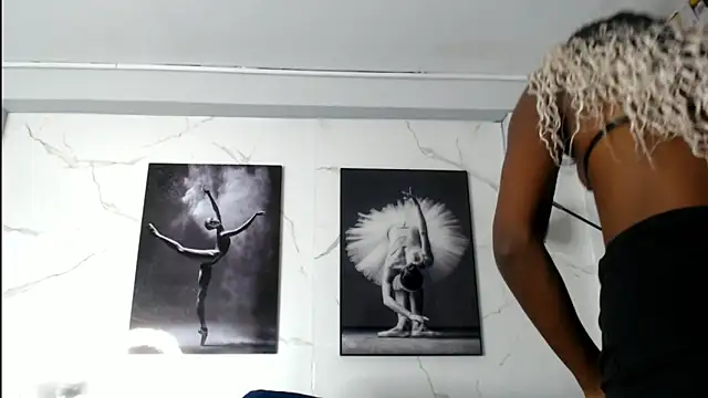 Snapshot of Evaa_18 chatting on November 18, 2025, 6:11 pm Evaa 18 online show from November 18, 2025, 6:11 pm