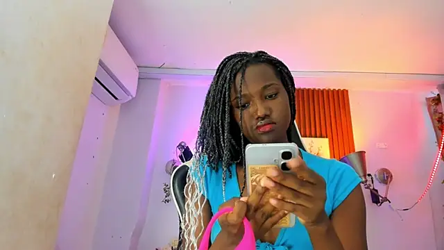 Snapshot of Evaa_18 chatting on November 17, 2025, 5:39 pm Evaa 18 online show from November 17, 2025, 5:39 pm