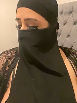 Snapshot of Pari_Persianbaddie6 chatting on April 7, 2026, 12:01 am Pari Persianbaddie6 online show from April 7, 2026, 12:01 am