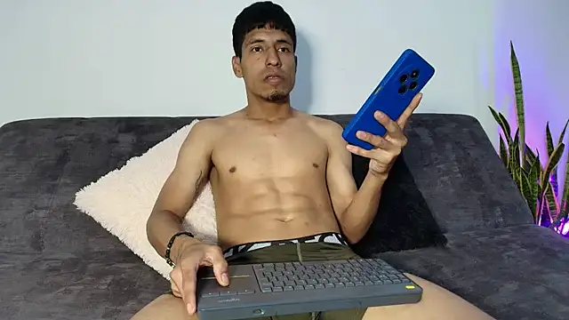 Snapshot of IsaXander743 chatting on December 15, 2025, 1:11 am IsaXander743 online show from December 15, 2025, 1:11 am