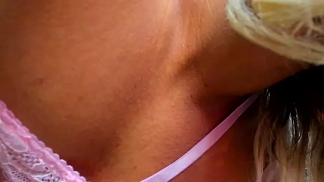 Snapshot of ZaiMoon_ chatting on February 20, 2026, 10:33 pm ZaiMoon online show from February 20, 2026, 10:33 pm