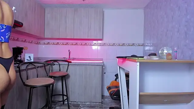 Snapshot of ZaiMoon_ chatting on December 1, 2025, 8:42 pm ZaiMoon online show from December 1, 2025, 8:42 pm