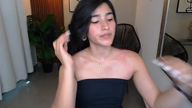 Lia Mar  online show from April 7, 2026, 6:10 pm