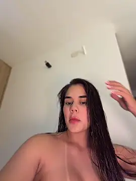 BellaLeclair online show from June 15, 2026, 5:29 am