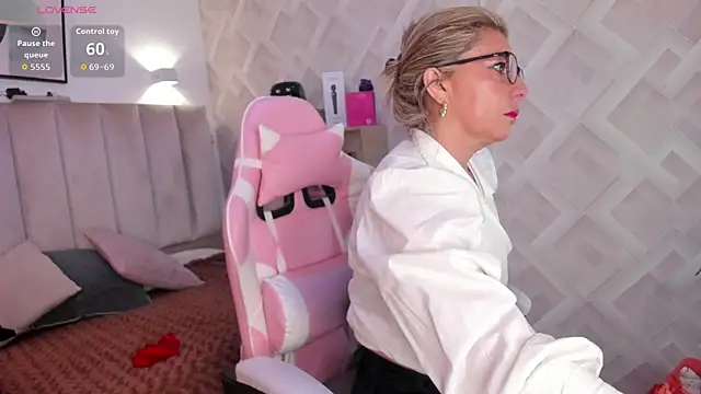 Clhoe Johnson online show from February 23, 2026, 12:39 pm