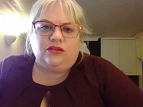 Kinkyhousewife83 online show from September 10, 2025, 7:13 pm