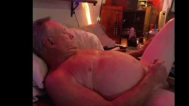 Snapshot of Pussyeat2please chatting on October 27, 2025, 1:12 pm Pussyeat2please online show from October 27, 2025, 1:12 pm