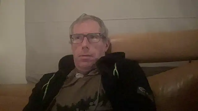 choupipat1 online show from November 19, 2025, 8:20 pm