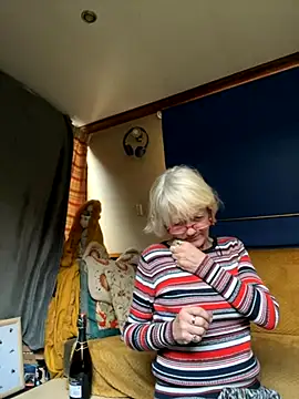 Snapshot of ladyboatlady chatting on November 23, 2025, 3:22 pm ladyboatlady online show from November 23, 2025, 3:22 pm