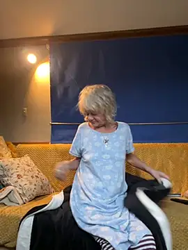 Snapshot of ladyboatlady chatting on October 29, 2025, 7:18 am ladyboatlady online show from October 29, 2025, 7:18 am