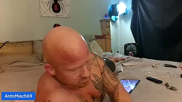 Snapshot of AntMeich6969 chatting on October 17, 2025, 2:15 am AntMeich6969 online show from October 17, 2025, 2:15 am