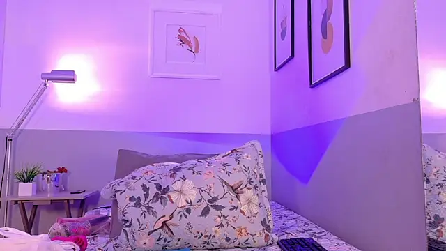 cutepetitee online show from April 14, 2026, 7:52 pm