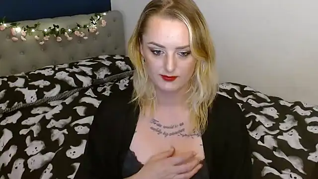 Snapshot of EmiWinters23 chatting on October 7, 2025, 8:21 pm EmiWinters23 online show from October 7, 2025, 8:21 pm