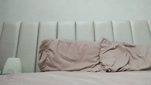 isabelly08ty online show from April 16, 2026, 8:42 pm