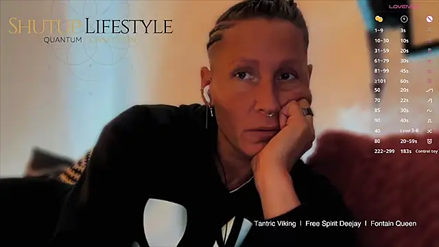 Snapshot of SwingWingWomanSweden chatting on November 2, 2025, 8:14 pm SwingWingWomanSweden online show from November 2, 2025, 8:14 pm