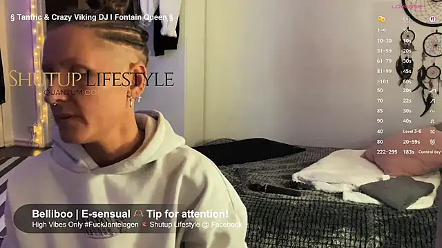 Snapshot of SwingWingWomanSweden chatting on October 3, 2025, 7:26 pm SwingWingWomanSweden online show from October 3, 2025, 7:26 pm