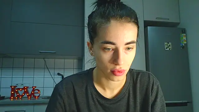 Snapshot of EvaMelnik chatting on November 9, 2025, 4:44 pm EvaMelnik online show from November 9, 2025, 4:44 pm