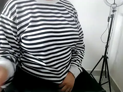 Snapshot of Roshi_Love chatting on February 15, 2026, 4:39 pm Roshi Love online show from February 15, 2026, 4:39 pm