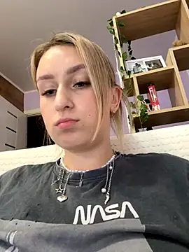 Snapshot of KassandraTress chatting on October 27, 2025, 12:39 pm KassandraTress online show from October 27, 2025, 12:39 pm