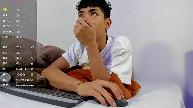 LoganTwink18 online show from January 15, 2026, 4:21 pm