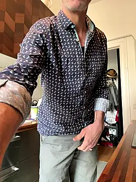 Snapshot of SexyLeon8 chatting on November 4, 2025, 8:40 am SexyLeon8 online show from November 4, 2025, 8:40 am